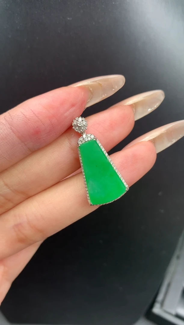 翡翠18K金镶嵌颈饰无事牌