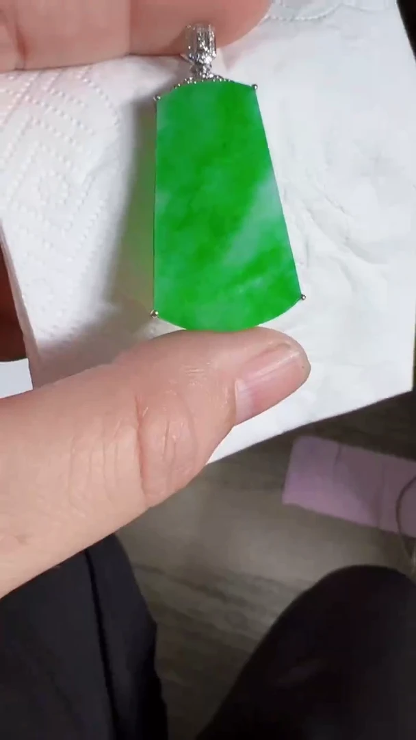 颈饰18K金镶嵌翡翠无事牌