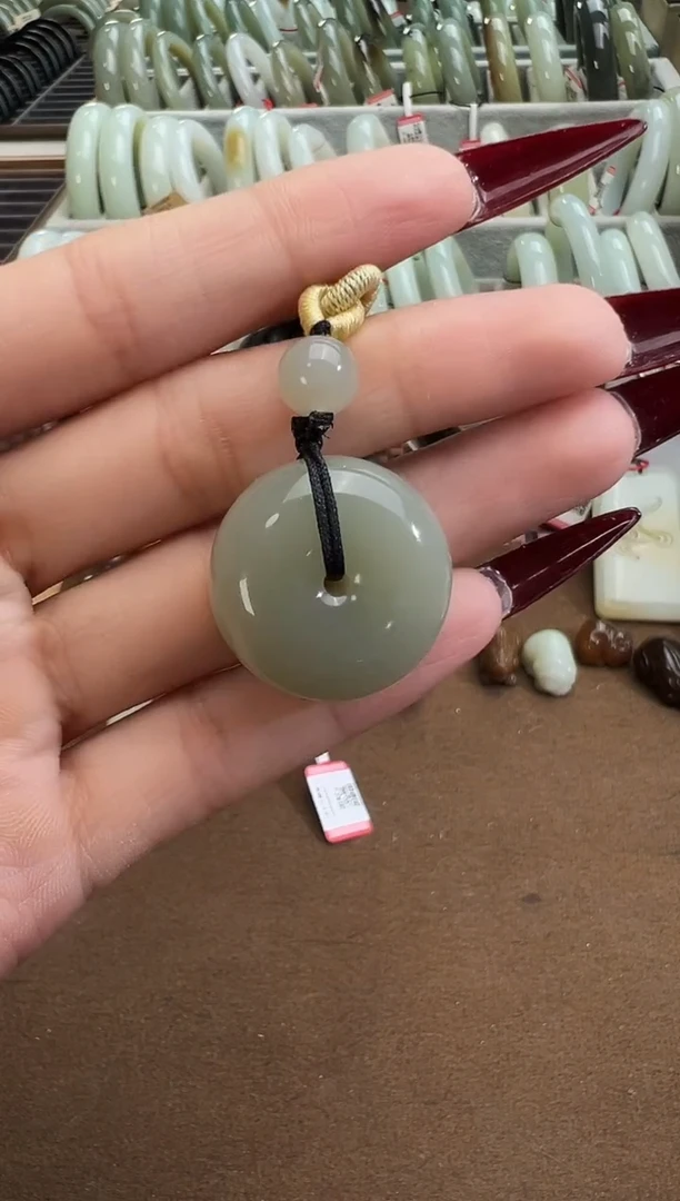 吊坠(不含链)未镶嵌和田玉且末料青白玉平安扣（83分）