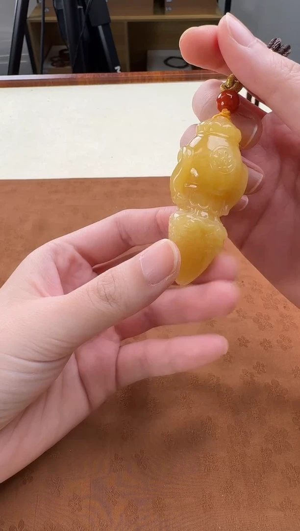 蜜蜡颈饰未镶嵌闪3 蜜蜡象神雕刻件17.8g左右