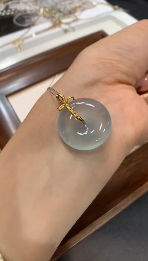 颈饰18K金镶嵌翡翠平安扣