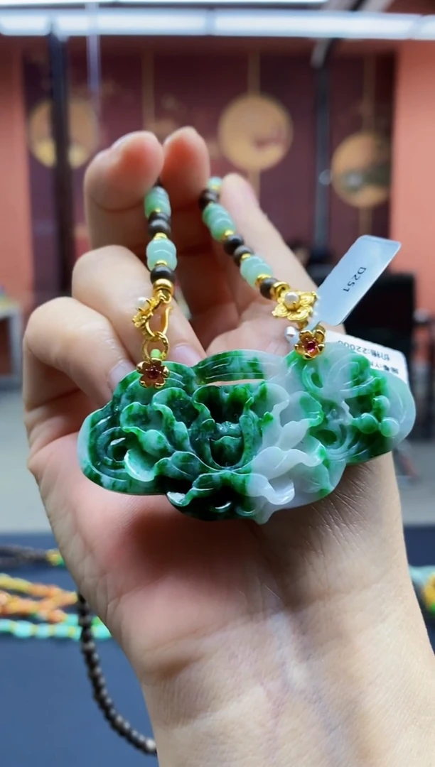 颈饰未镶嵌翡翠吊坠