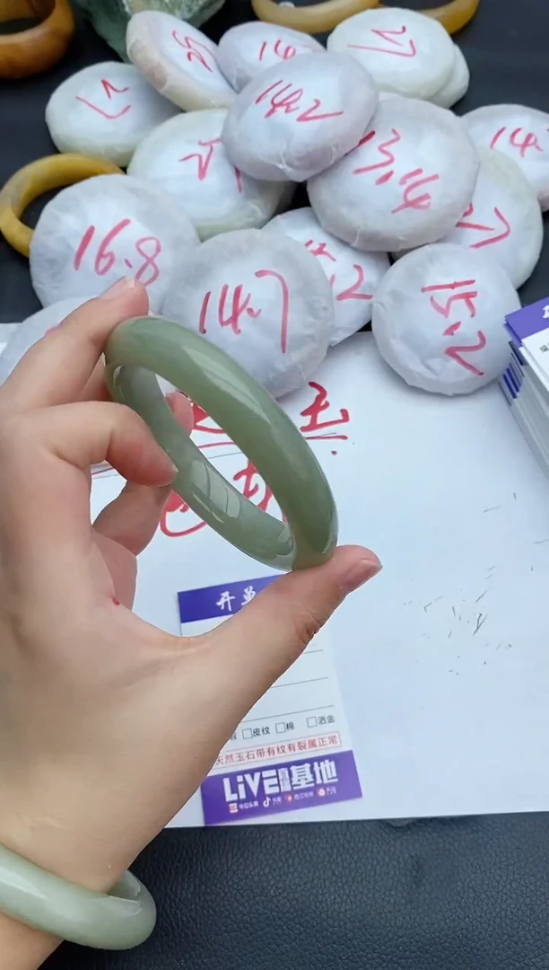 未镶嵌手镯石英质玉124+62.6