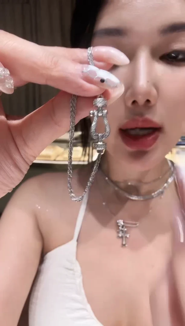 铂Pt950镶嵌手链钻石马蹄