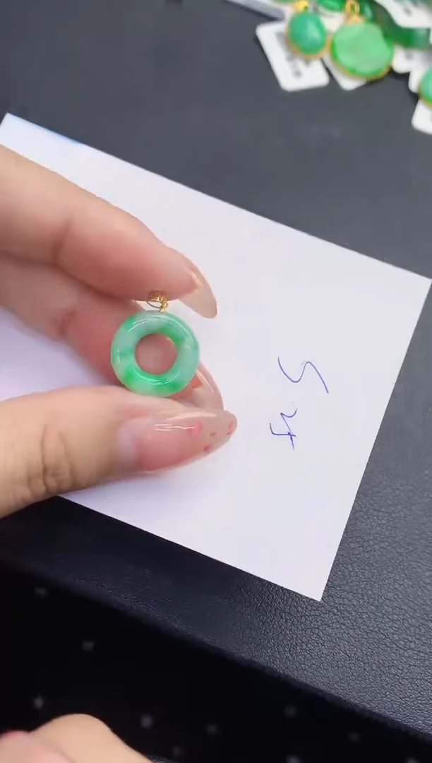 翡翠18K金镶嵌颈饰缅甸天然翡翠A货