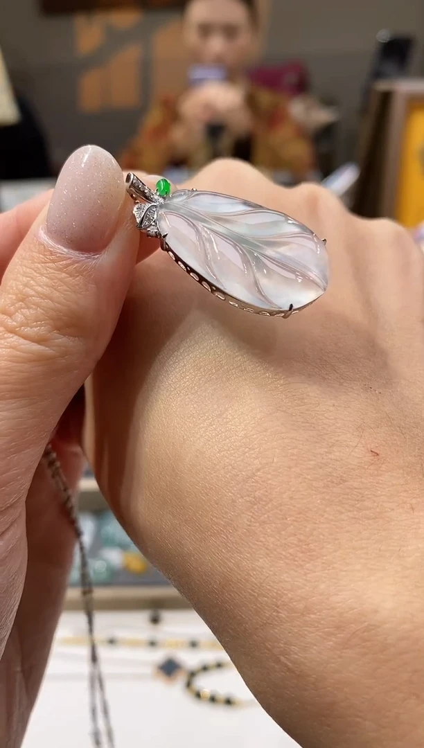 颈饰18K金镶嵌翡翠??叶子