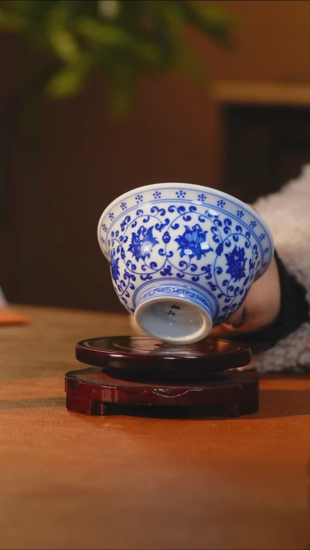 青花缠枝莲双狮压手杯