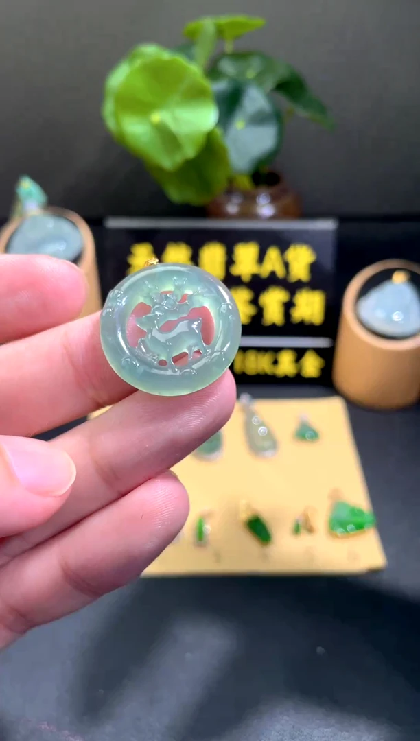 颈饰18K金镶嵌翡翠翡翠A货