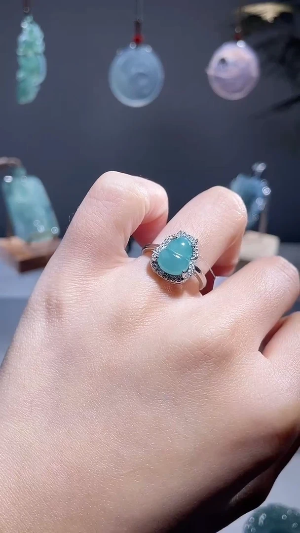 颈饰未镶嵌翡翠戒指