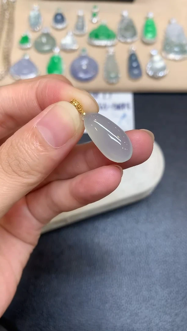 颈饰18K金镶嵌翡翠福瓜【无服务费【48小时鉴赏期】