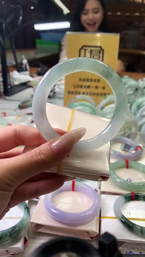 翡翠手镯未镶嵌淡绿底正圈 55 56 33