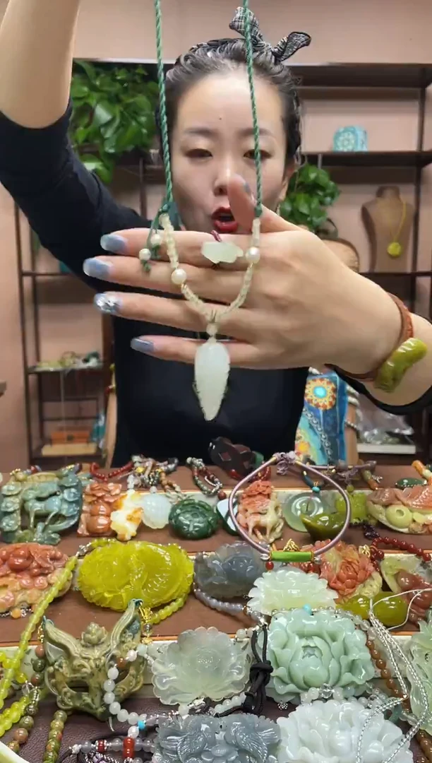 未镶嵌岫玉颈饰·