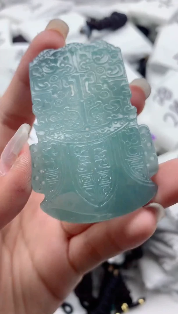 翡翠未镶嵌颈饰·