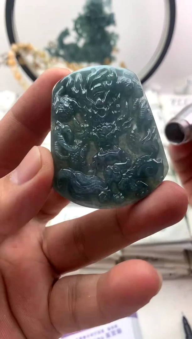翡翠未镶嵌颈饰龙牌
