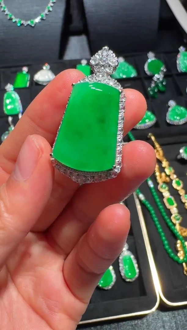 吊坠(不含链)18K金镶嵌翡翠高冰阳绿方牌吊坠