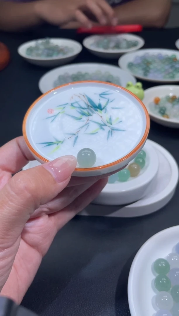 定制翡翠未镶嵌嘻*。翡翠毛货