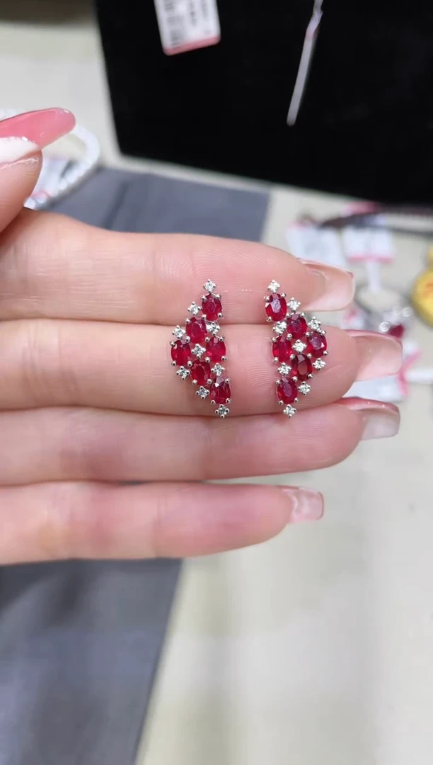 18K金镶嵌天然红宝石耳饰 K白