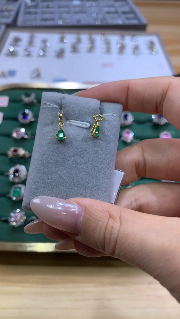 18K金镶嵌耳饰祖母绿耳饰