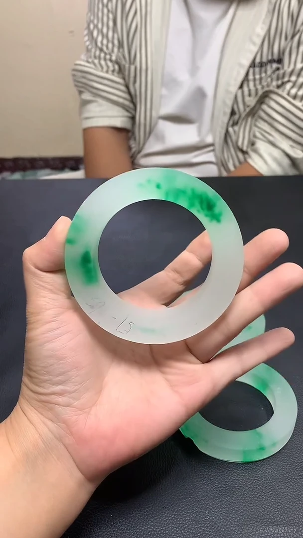 玉冰飘花手镯毛胚一个