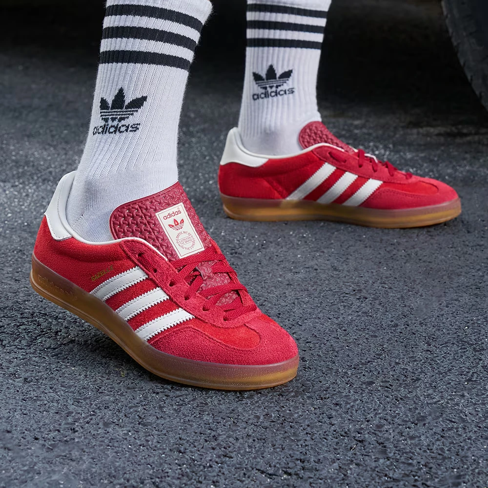 adidas GAZELLE INDOOR SHOES 经典运动板鞋德训鞋「T头鞋」IE1051