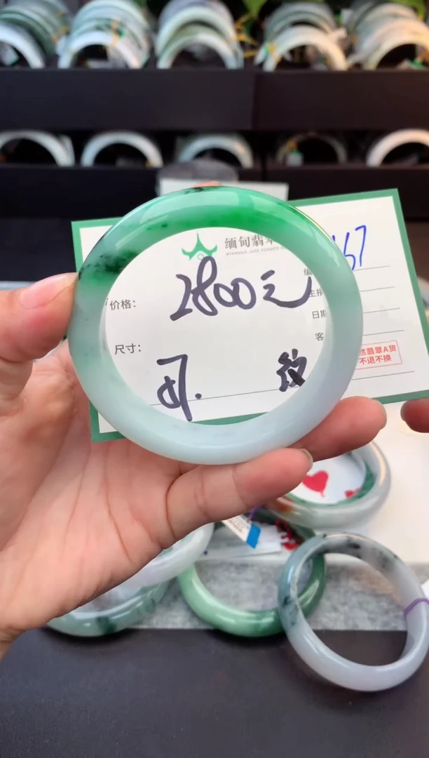 未镶嵌定制翡翠毛货需精细抛光+多人