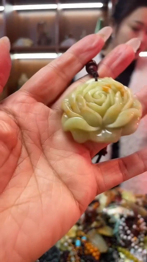 未镶嵌蛇纹石玉吊坠