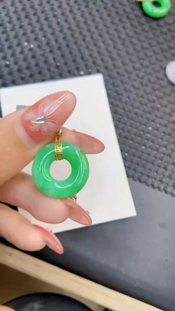 颈饰18K金镶嵌翡翠1