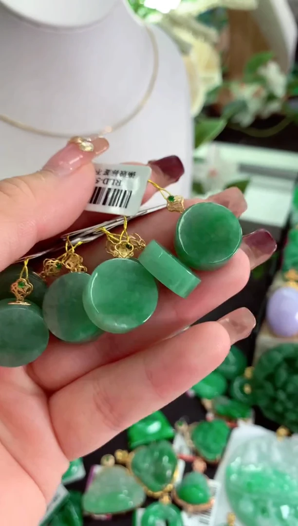 【闪购商品】翡翠吊坠(不含链)18K金镶嵌多样性发货其中一件