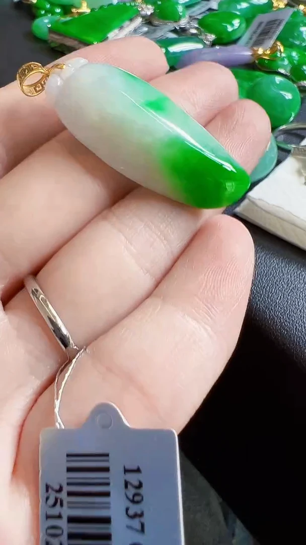 颈饰18K金镶嵌翡翠瓜