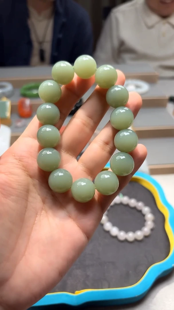 颈饰未镶嵌和田玉俄碧粉青基本无结构卡16收藏级