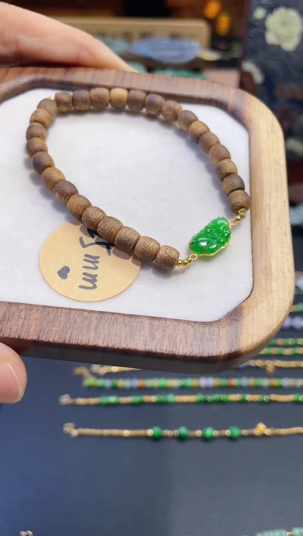 颈饰18K金镶嵌翡翠手串