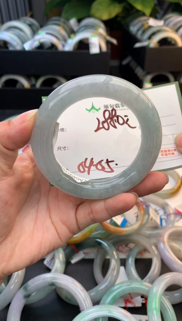 未镶嵌定制翡翠毛货需精细抛光+多人