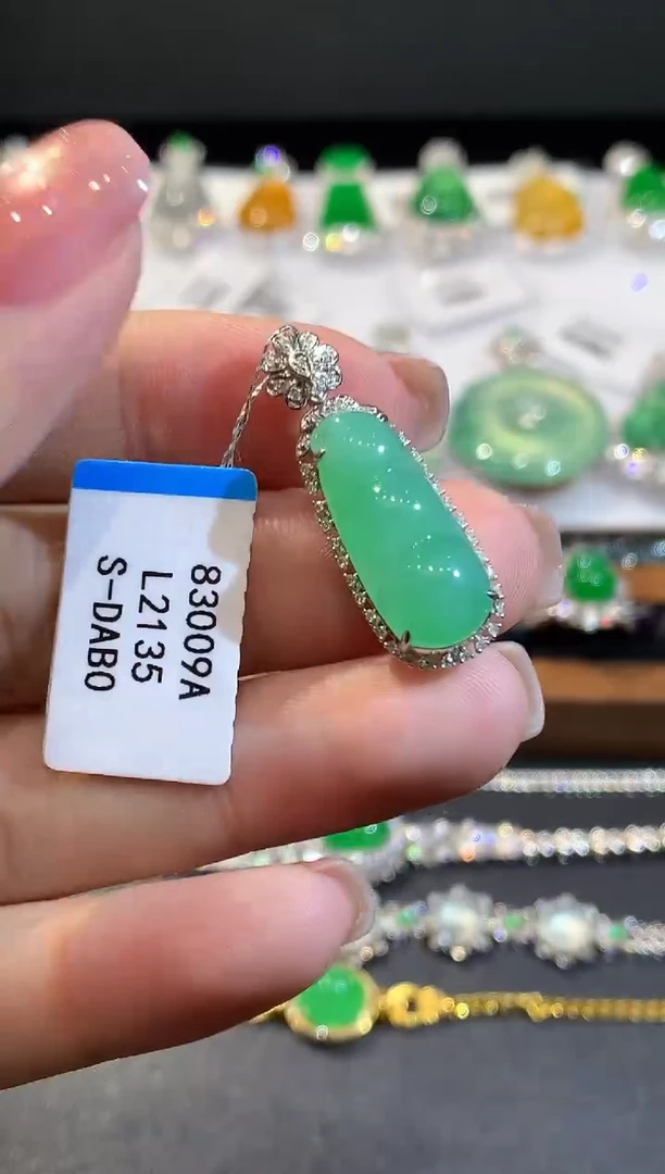 吊坠(不含链)18K金镶嵌翡翠多样性发其一