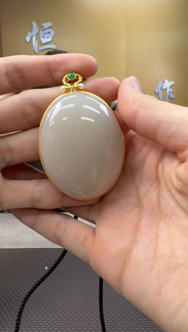 和田玉18K金镶嵌颈饰挂件