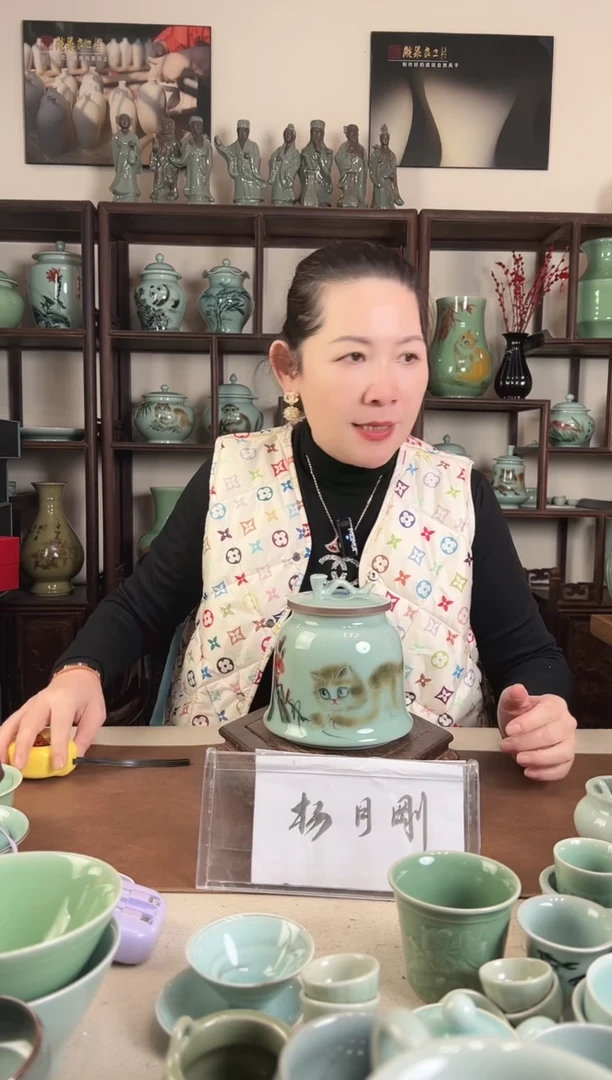 釉中彩 猫画 如意盖罐L