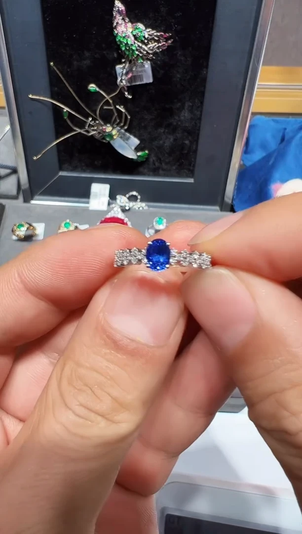 戒指蓝宝石18K金镶嵌老烧色标级皇家蓝0.7ct