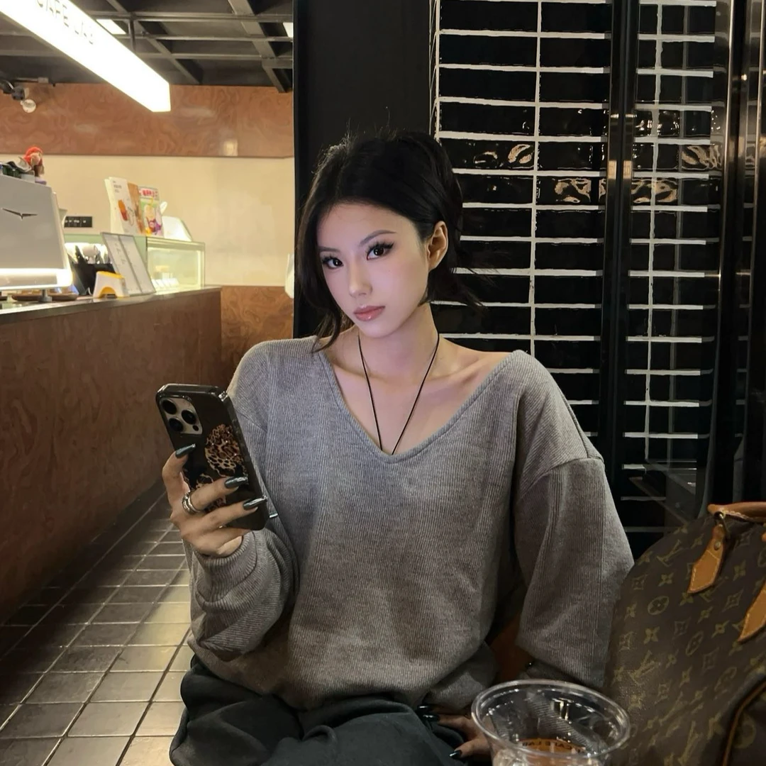 老钱风穿搭v领针织衫女秋季简约宽松长袖毛衣休闲慵懒高知感上衣
