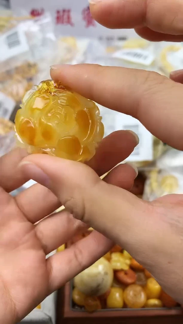 未镶嵌琥珀珠宝奇石125
