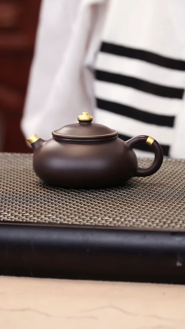 茶壶紫砂四号井茄皮紫泥描金寒江130cc