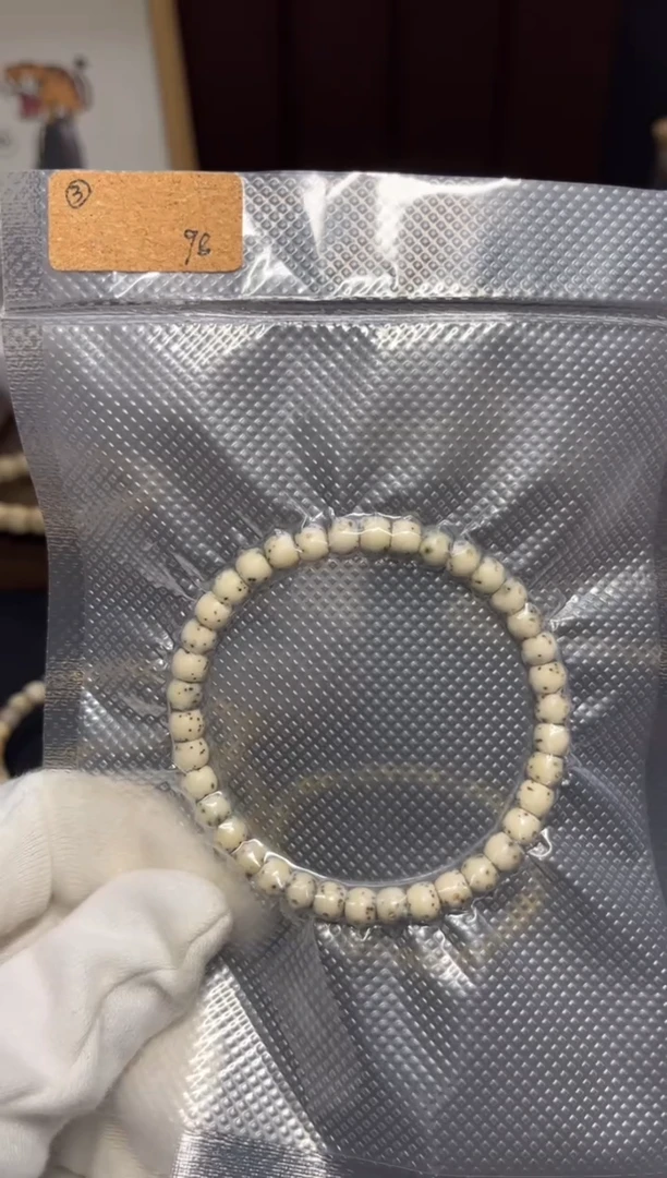 吊坠星月菩提65mm灵玉料绿背半壁月留白手串