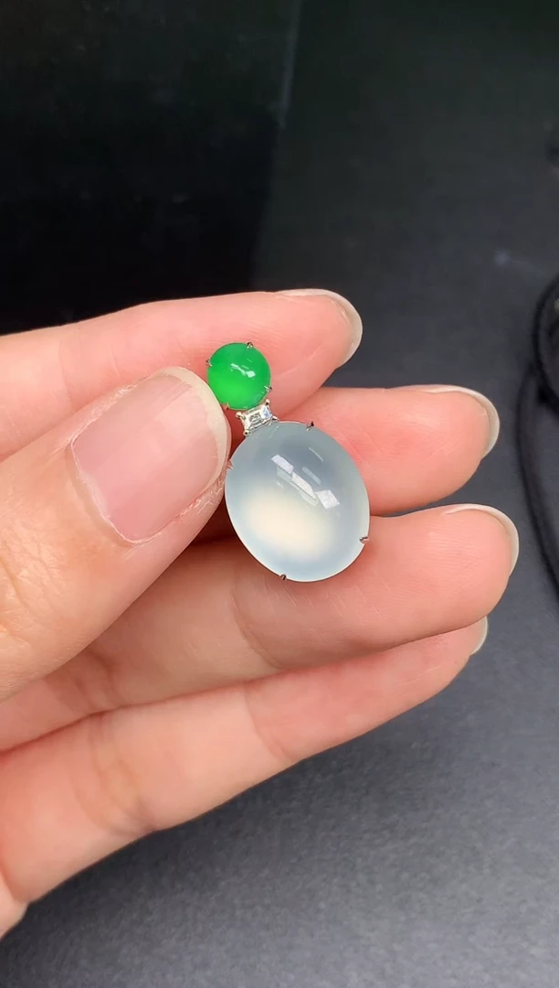 颈饰18K金镶嵌翡翠蛋面