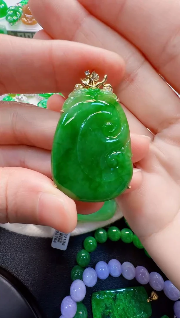 翡翠18K金镶嵌吊坠(不含链)12000
