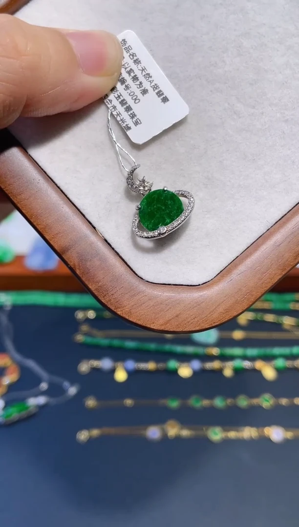 颈饰未镶嵌翡翠快乐星球