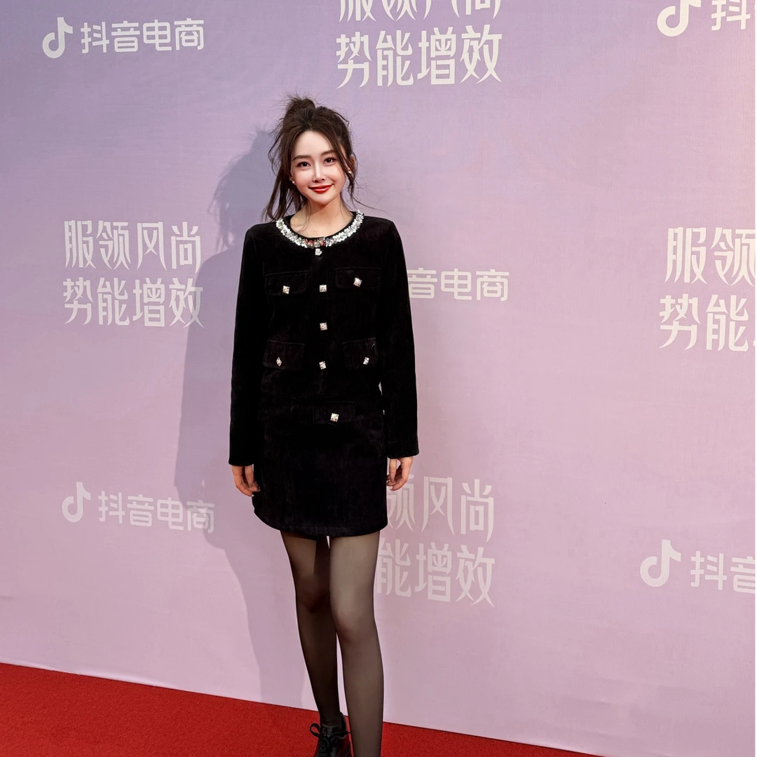 年会千金套装 小允姐姐2024新款时尚气质高级闪耀花小香套装