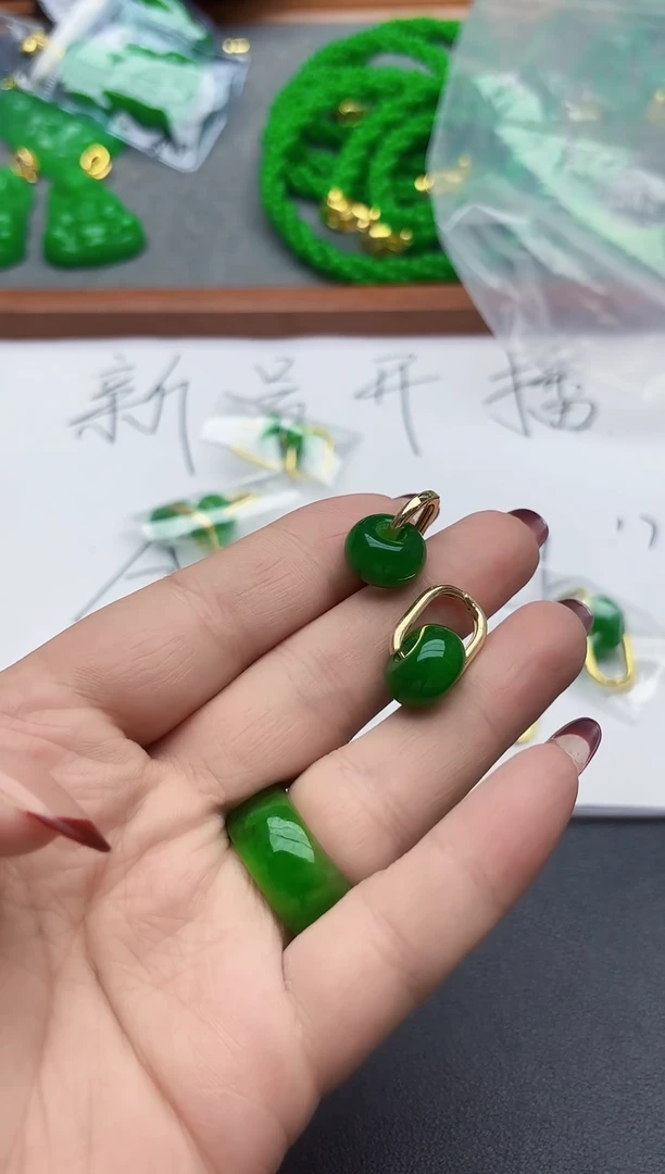14K金镶嵌翡翠耳饰面包扣耳扣