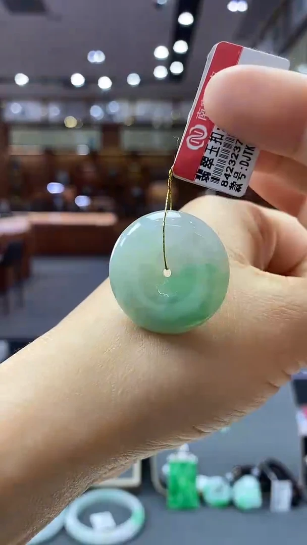 颈饰未镶嵌翡翠平安扣