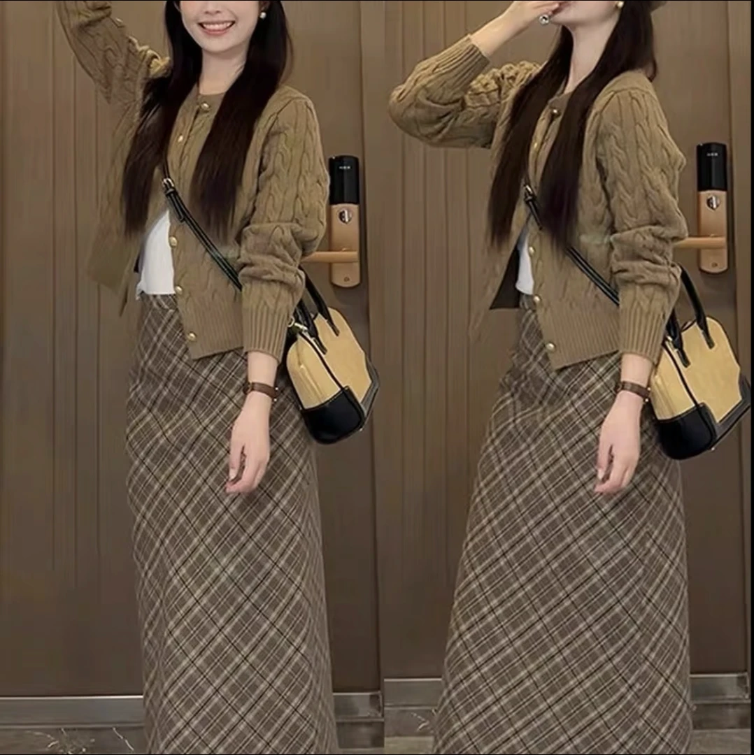美拉德ootd穿搭复古秋冬洋气套装新款针织开衫搭配格子半身裙