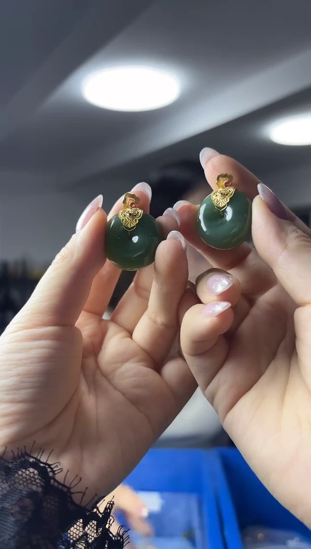 颈饰18K金镶嵌和田玉（多样性发一件）