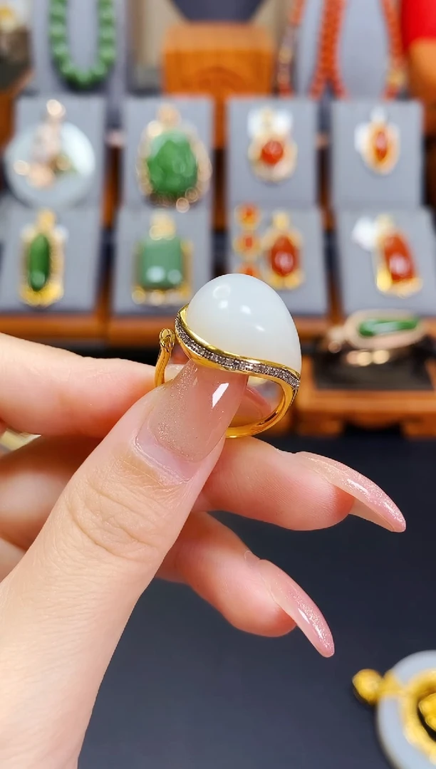 18K金镶嵌戒指和田玉羊脂蛋面戒指