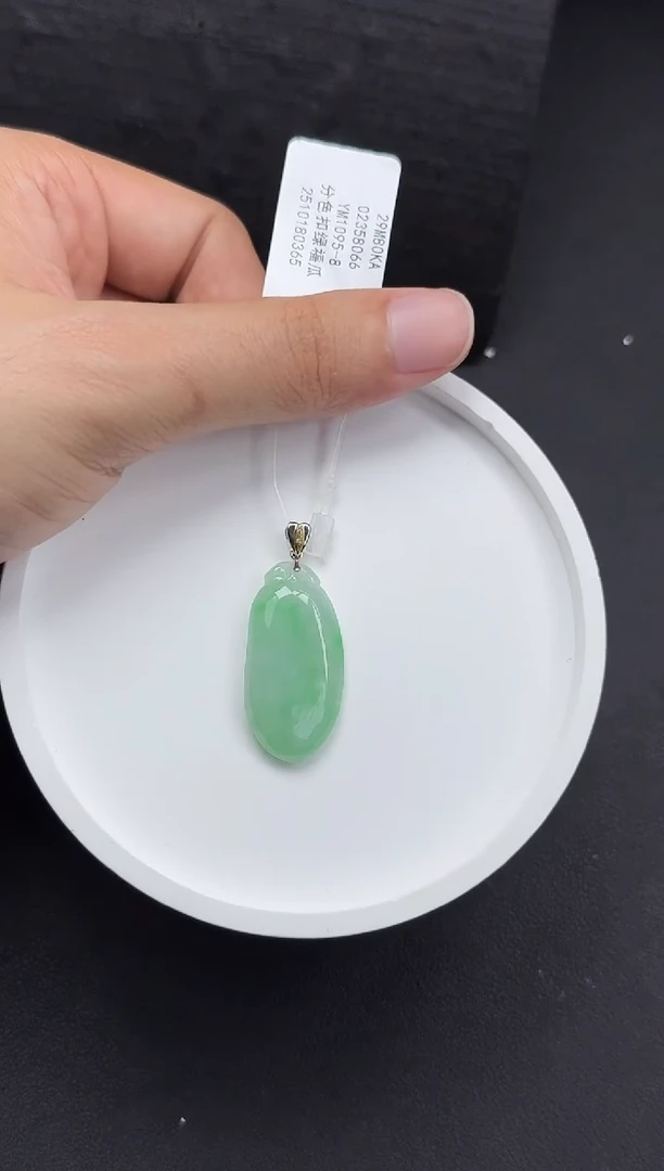 颈饰18K金镶嵌翡翠福瓜